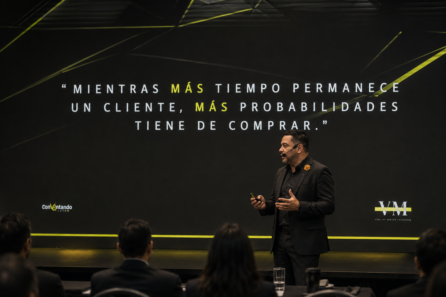 Javier Vergara Molina impartiendo una conferencia sobre estrategia comercial y experiencia del cliente